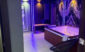Vila Hanea&SPA piscina exterioara incalzita ,sauna si jacuzzi privat fiecare ap, cel cu 2 dorm are jacuzzi separat